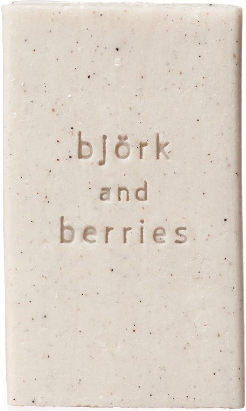 Valkoinen saippuapala, jossa on teksti "björk and berries".