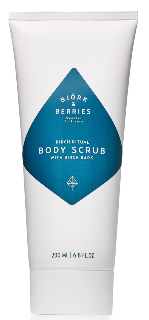 En vit tub med Birch Body Scrub med blå och vit etikett, visar produktinformation och en liten logotyp.