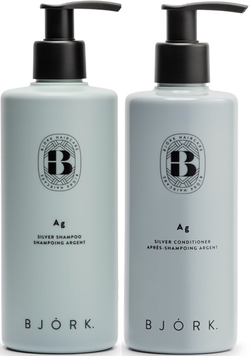 Två flaskor med hårvårdsprodukter märkt silver shampoo och balsam, enkla ljusblå med svarta pumphuvuden.