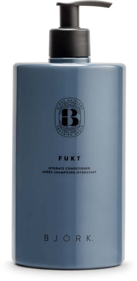 En blå flaska med pump, märkt Jyda Conditioner, av Bjork, för fukt till håret.