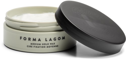 En rund burk med svart lock, fylld med vit vax. Etiketten säger 'FORMA LAGOM' och 'medium hold wax.'