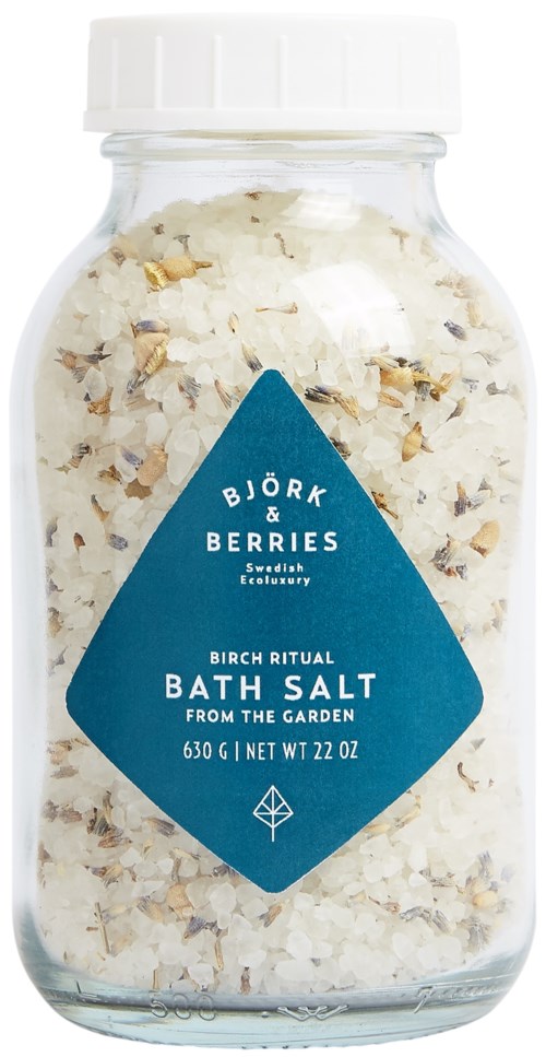 Ett klart glasburk med badsalt och en blå etikett som säger 'Björk & Berries, Birch Ritual Bath Salt, 630g, från trädgården.'