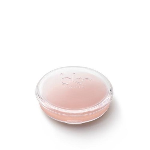 Ett runt, rosa kosmetikprodukt i ett genomskinligt plastfodral med lock, märkt 'bkr PARIS.'
