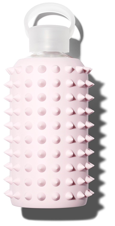 En rosa flaska med handtag och grov yta med upphöjda prickar och taggar för grepp.