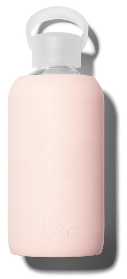 En ljusrosa flaska med vit lock, skuggad till höger, med en liten logotyp längst ner.