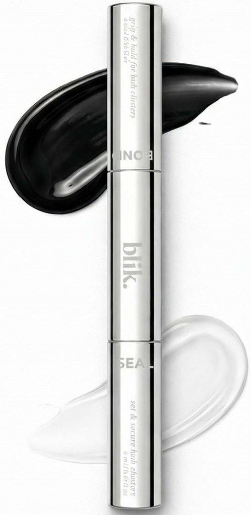 Srebrny serum do oczu w tubce z czarną i białą rzeczą za nim na białym tle.