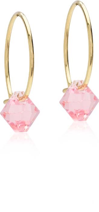 Gull hoops med rosa kubeformede charms hengende fra dem.
