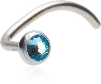 En silver näsring med en blå ädelsten i mitten, böjd form, enkel och stilren design.