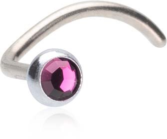 En liten, böjd metallbit med en lila ädelsten i änden, troligen ett smycke.