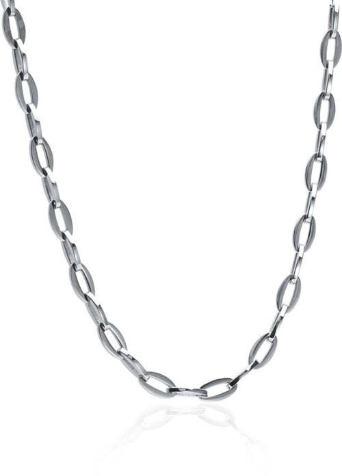 Eine silberne Kette mit großen ovalen Gliedern. Sie hängt locker im Bild. Der Hintergrund ist weiß.