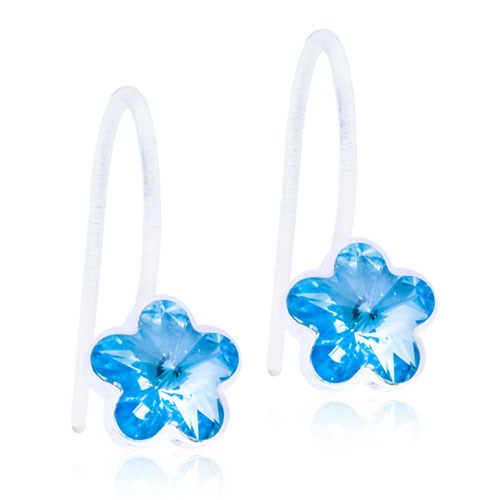 Blå blomformade örhängen med vita krokar, glansiga och dekorativa.