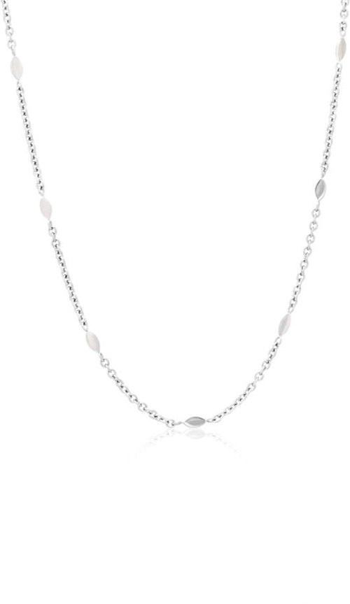 Ett silverhalsband med små och större pärlor på en kedja.
