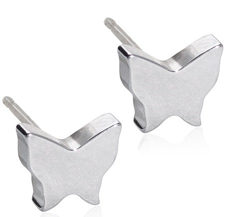 Silverfärgade örhängen i form av fjäril med genomskinlig post för öronpiercing.