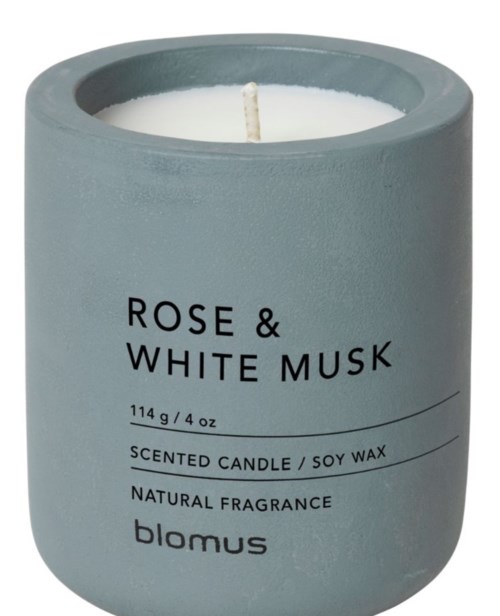 Gray candle labeled with scent: Rose and White Musk, made of soy wax, natural fragrance, by Blomus.