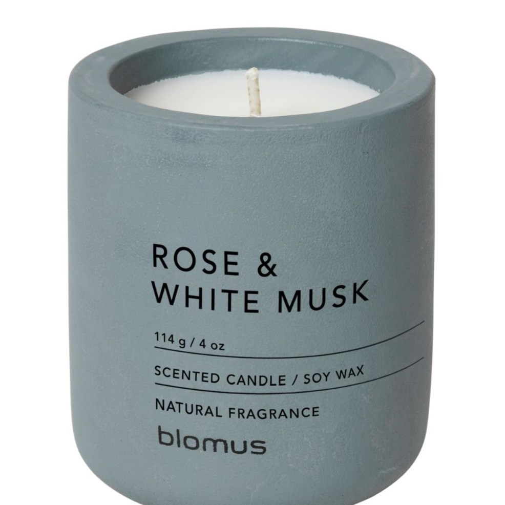 Läs mer om blomus Scented Candle Flintstone Rose White Musk 114 g