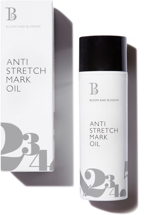 En vit flaska med svart lock och en box bredvid, märkt 'Anti Stretch Mark Oil' från Bloom and Blossom.