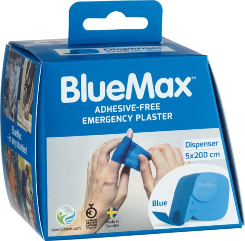 BlueMax bez kleju apteczka z plasterem, ręka nakłada plaster, niebieskie opakowanie z rozmiarem i marką.