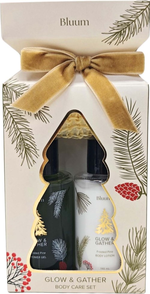 Julklappset med två Glow & Gather-produkter i festligt förpackning med gran och bär-motiv.