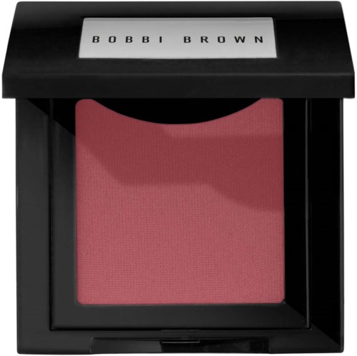 En rosa rouge i en svart liten dosa med vit etikett som säger 'BOBBI BROWN' på toppen.