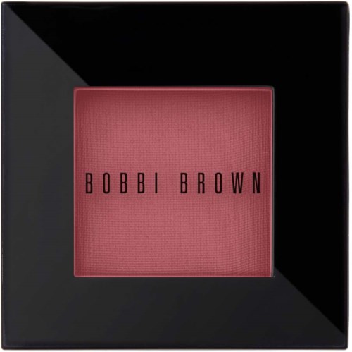 En makeuprouge eller ögonskugga i ett svart fyrkantigt förpackning med ett rosa mitt. Namnet 'BOBBI BROWN' är i svart text.