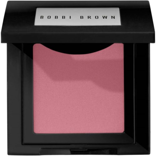 En rosa rouge i en svart kvadratisk förpackning med en vit etikett som säger 'BOBBI BROWN' på locket.