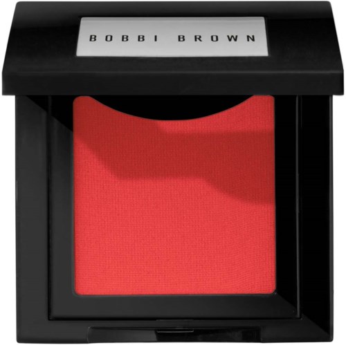 En liten röd rouge i en svart kvadratisk förpackning med lock och en etikett som säger 'BOBBI BROWN.'