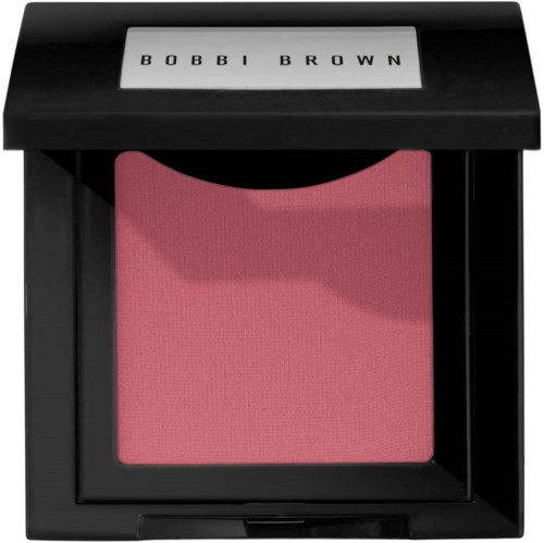 Ein rosa Rouge in einem schwarzen Kompakt mit durchsichtigem Deckel, der die Marke Bobbi Brown zeigt.