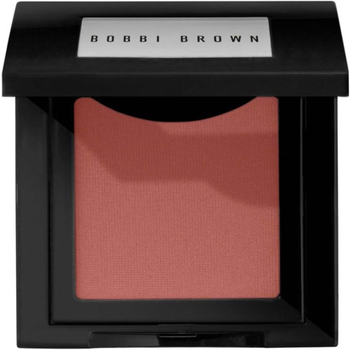 Ett fyrkantigt rouge i ett svart kompaktfall med fönster och Bobbi Brown-nummer på locket.