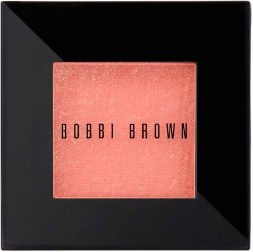 En fyrkantig ansiktspuder med varumärkesnamnet Bobbi Brown i svarta bokstäver, placerad på en svart reflekterande yta.