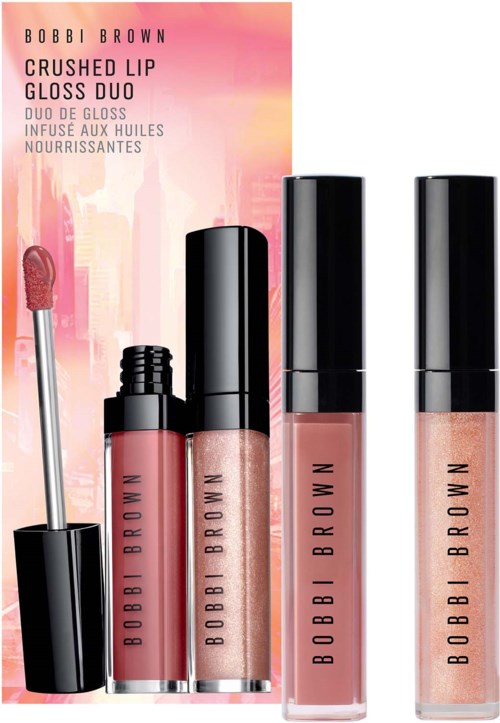 Drei Bobbi Brown Lipgloss in Rosa mit schwarzen Kappen vor einem illustrierten Hintergrund.