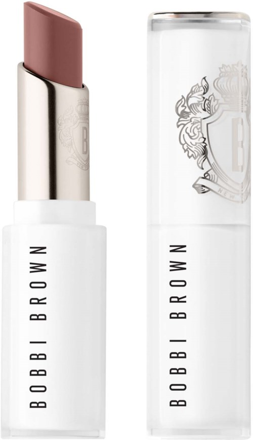 Ett läppstift i vit förpackning med ett silverlock, visar en ljusrosa färg. Läppstiftet har "BOBBI BROWN" skrivet på sig.