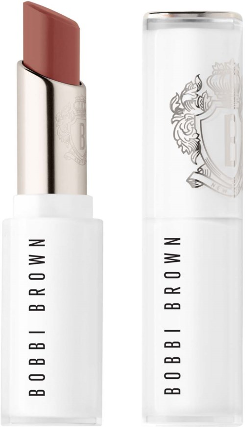 Ett Bobbi Brown läppstift i nude-färg står bredvid sin klara dosa med logga. Läppstiftet är i ett vitt fack.