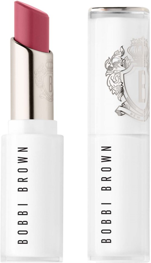 Een Bobbi Brown lippenstift met roze kleur en doorzichtig deksel met merknaam.
