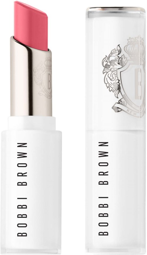 Ett rosa läppstift i ett vitt fodral med ett genomskinligt lock. Märket Bobbi Brown står på fodralet.