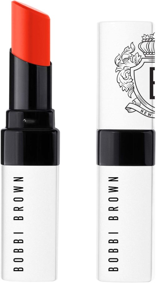 Een lipstick in zwart en wit verpakking met rode lipstick zichtbaar. Het merk is Bobbi Brown.