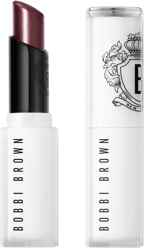 En läppstift med mörk rosa färg och glänsande yta, bredvid en vit rektangulär förvaringsbox med BOBBI BROWN-märke.