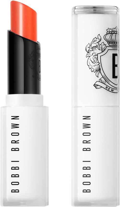 Ett Bobbi Brown läppstift med orange färg, svart bas och vit tub, bredvid en klar tub med en logotyp.