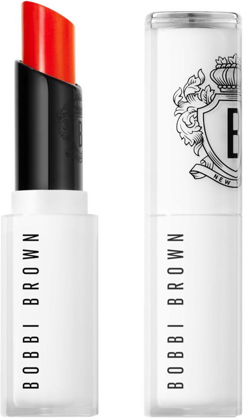Ett läppstift med svartvit tube, röd topp och ett genomskinligt lock som visar BOBBI BROWN-loggan.