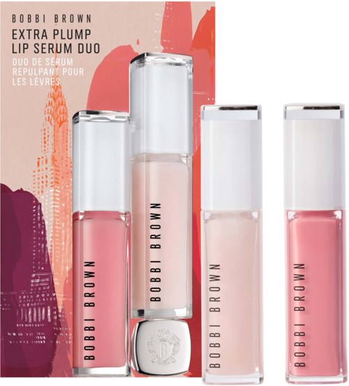 Vier lipserumflessen met roze tinten, gemerkt 'Bobbi Brown', in de voorgrond van roze en oranje achtergrond.