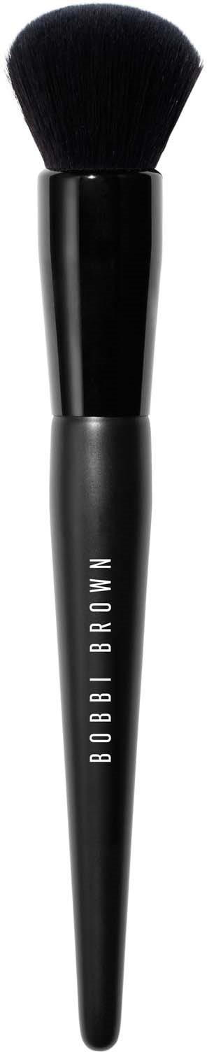 Ein schwarzer Make-up-Pinsel mit runder, flauschiger Spitze und schlankem Griff mit Bobbi Brown-Logo.
