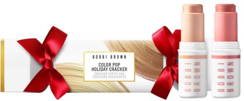 En julegaveæske med to Bobbi Brown læbestifter og en boks med rød sløjfe. Boksen har produktnavn.