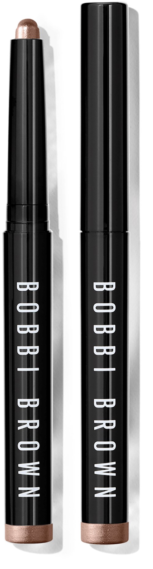 Dwa sztyfty do makijażu firmy Bobbi Brown, jeden bez pokrywki, oba czarne z białym napisem.