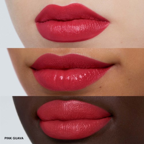 Drie verschillende lipmake-up tinten: roze, koraal en dieproze op lippen, close-up.