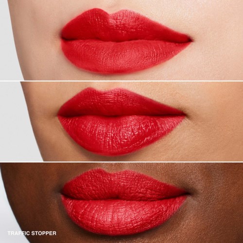 Drie vrouwen met felle rode lippenstift, close-up van lippen en huidskleurvariaties.