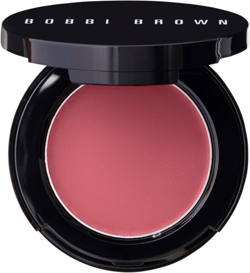 En rosa rouge i en rund sminkkompakt med svart lock med vit text 'BOBBI BROWN'.