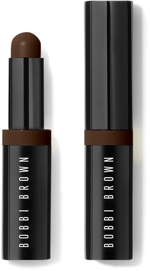 Ein Bobbi Brown Lippenstift in Braun, geschlossen und geöffnet, in schwarzer eleganter Verpackung.