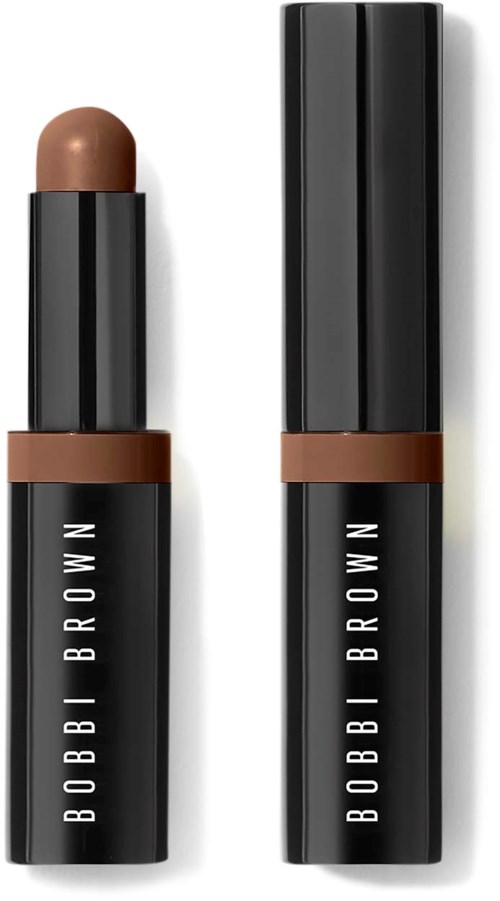Ein Make-up-Stick mit braunem Lippenstift in einer schwarzen Hülle mit Bobbi Brown-Logo.