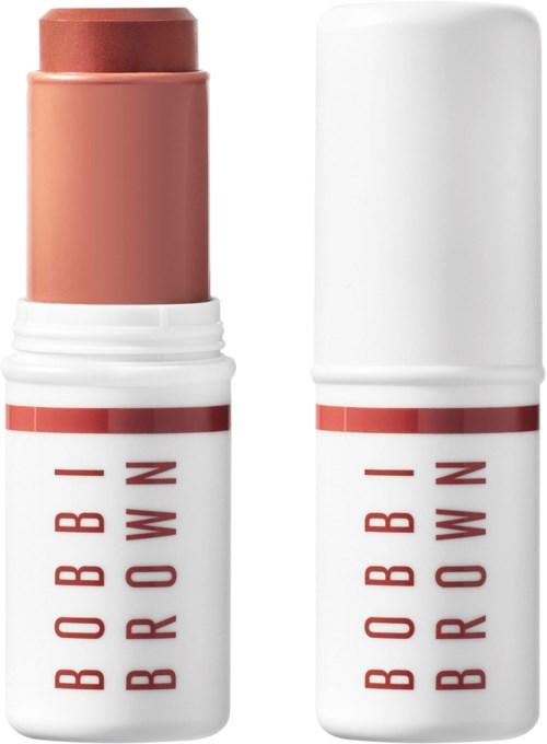 En Bobbi Brown-stiftconcealer med hvit emballasje og rød tekst, en uten lokk som viser beige produkt.