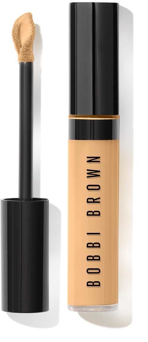 En tub med Bobbi Brown flytande concealer med applikatorsborste. Tuben är beige med svart text.