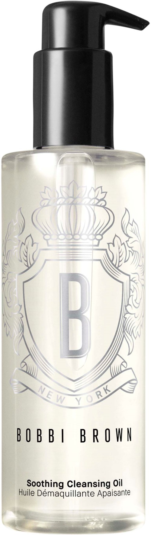 Bildens visar en klar flaska med svart pump, märkt 'BOBBI BROWN Soothing Cleansing Oil', dekorerad med ett vapen och bokstaven B.